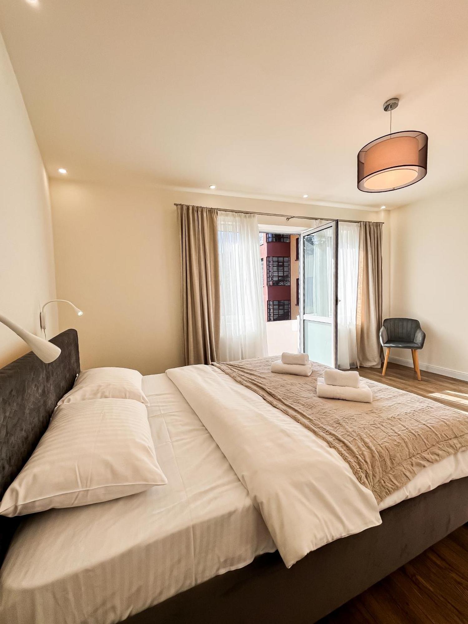 La Teatru - 2Bd Apartment Near Theatre And Old Town Braşov Exterior foto
